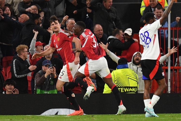 Bek Manchester United Harry Maguire (tengah) merayakan gol kelimanya dalam pertandingan leg kedua perempat final Liga Eropa UEFA antara Manchester United dan Lyon di Stadion Old Trafford di Manchester, Inggris barat laut, pada tanggal 17 April 2025.