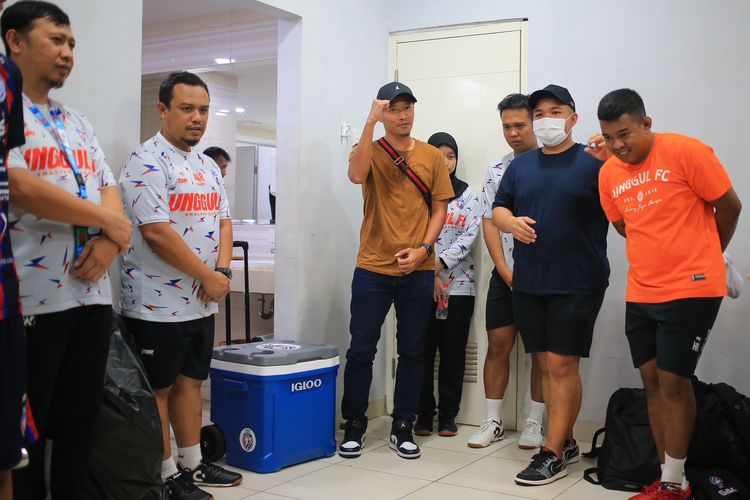 Pemain Arema FC Dendi Santoso memberi semangat tim futsal Unggul FC Malang yang bertanding melawan Fafage Vamos FC pada laga Seri 7 Liga Futsal Profesional Indonesia 2023 di ruana ganti GOR Universitas Negeri Jakarta, Sabtu (25/2/2023).