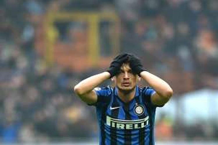 Reaksi pemain depan Inter Milan, Adem Ljajic, setelah gagal mencetak gol ke gawang Sassuolo pada lanjutan Serie A di Stadion Giuseppe Meazza, 10 Januari 2016.