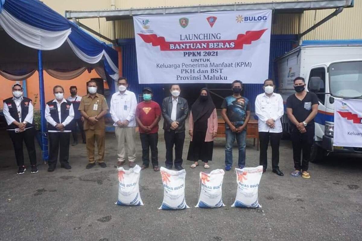 Pemerintah Kota Ambon mulai menyerahkan bantuan sosial (Bansos) berupa beras 10 kg kepada warga terdampak kebijakan penerapan pembatasan kegiatan masyarakat di Kota Ambon, Senin (19/7/2021)