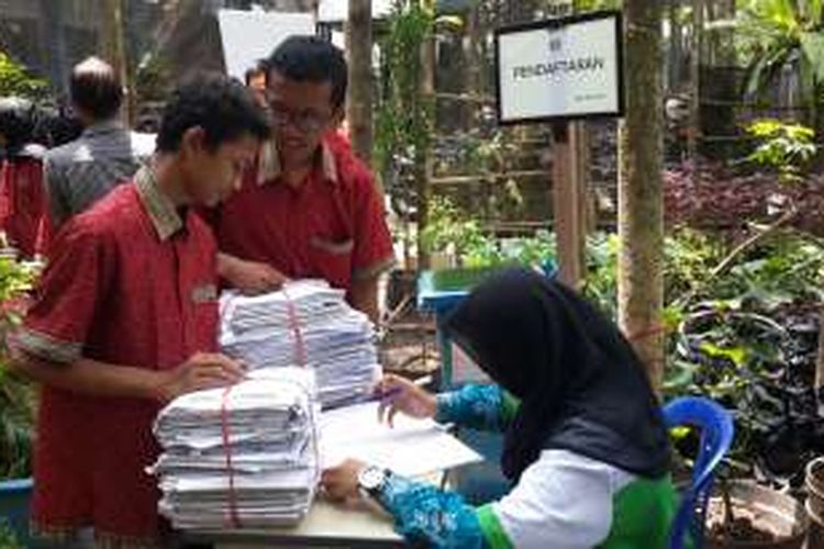 Sejumlah siswa di SMKN 6 Kota Malang, Jawa Timur saat membawa sampah untuk ditabung, Kamis (6/10/2016). Sejak tiga bulan lalu, SMKN 6 Kota Malang menerapkan menabung melalui sampah bagi siswa untuk membayar keperluan sekolah