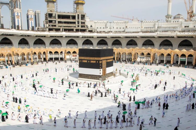 Jemaah haji menjaga jarak sosial di kota suci Mekkah. Pemerintah RI tetap akan memberangkatkan jemaah umrah ke Arab Saudi meski ditemukan varian baru virus Covid-19 di negara itu.