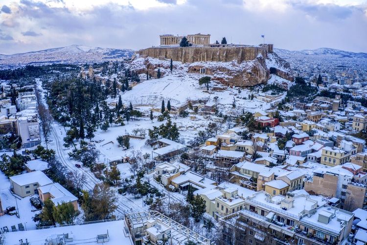 Kota Athena dengan bukit kuno Acropolis tertutup salju setelah hujan salju lebat pada Selasa, 25 Januari 2022. 