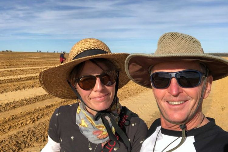 Norman Pater dan istrinya Gita Sonnenberg menyumbangkan kekayaan lebih dari Rp400 miliar untuk menghijaukan kembali ladang pertanian di Australia.