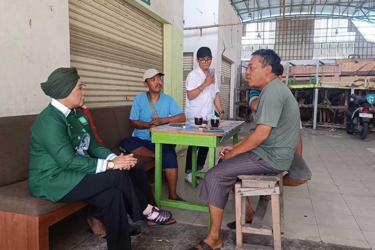 Bakal calon kepala daerah Jatim yang diusung PKB, Luluk Nur Hamidah, di Pasar Puspa Agro, Rabu (11/9/2024).