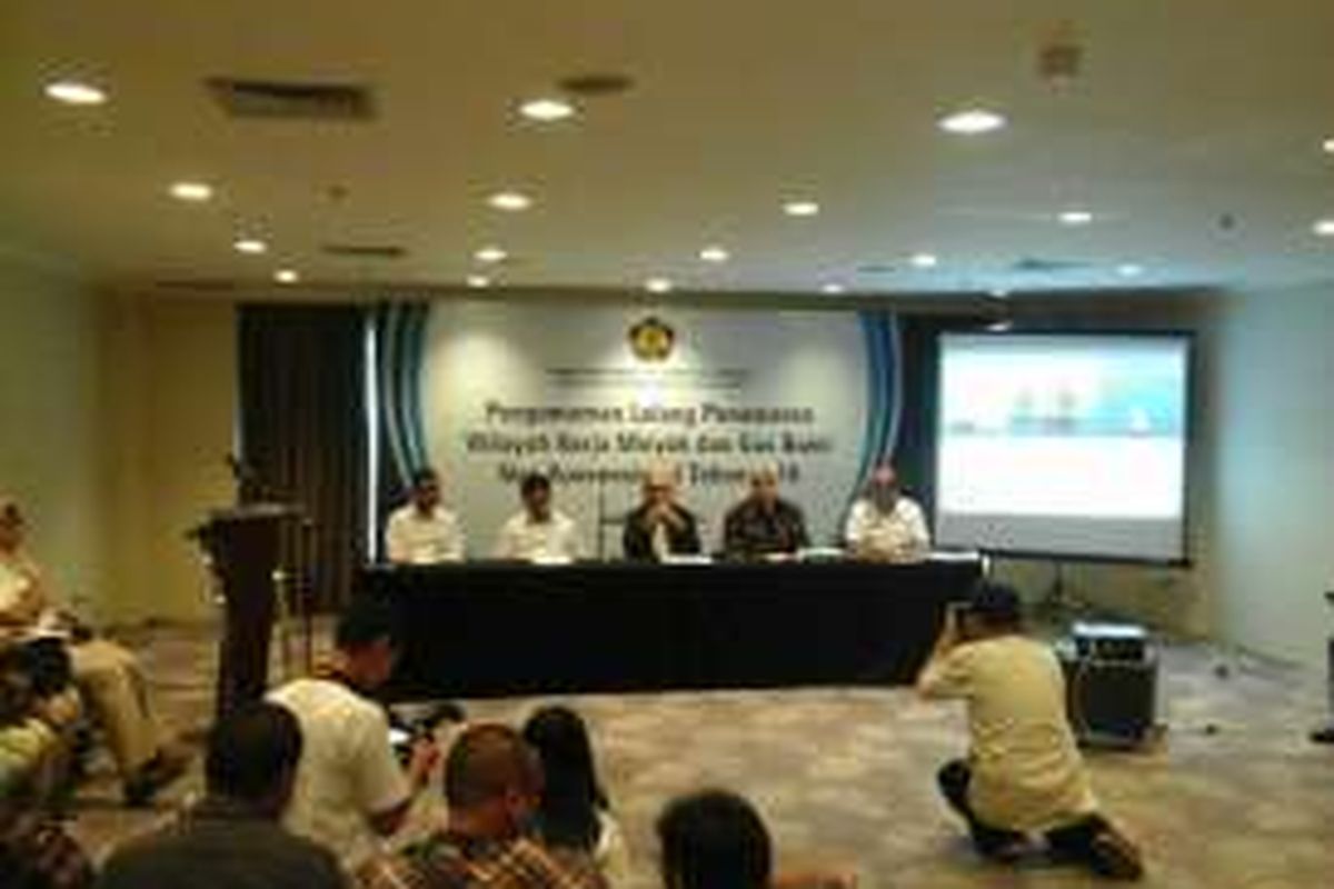 Konferensi Pers pengumuman lelang penawaran wilayah kerja minyak dan gas bumi non konvensional tahun 2016 di Jakarta, Senin (31/10/2016).