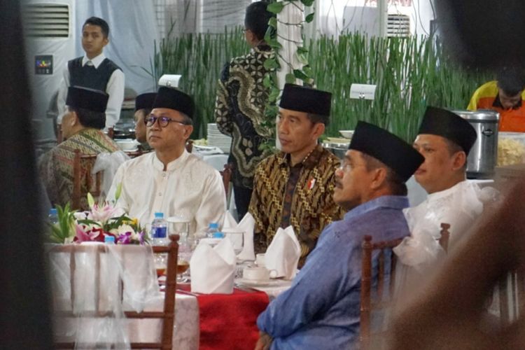 Presiden Joko Widodo menghadiri acara buka puasa bersama di rumah dinas Ketua MPR RI Zulkifli Hasan, Kompleks Widya Chandra, Jakarta Selatan, Jumat (8/6/2018).