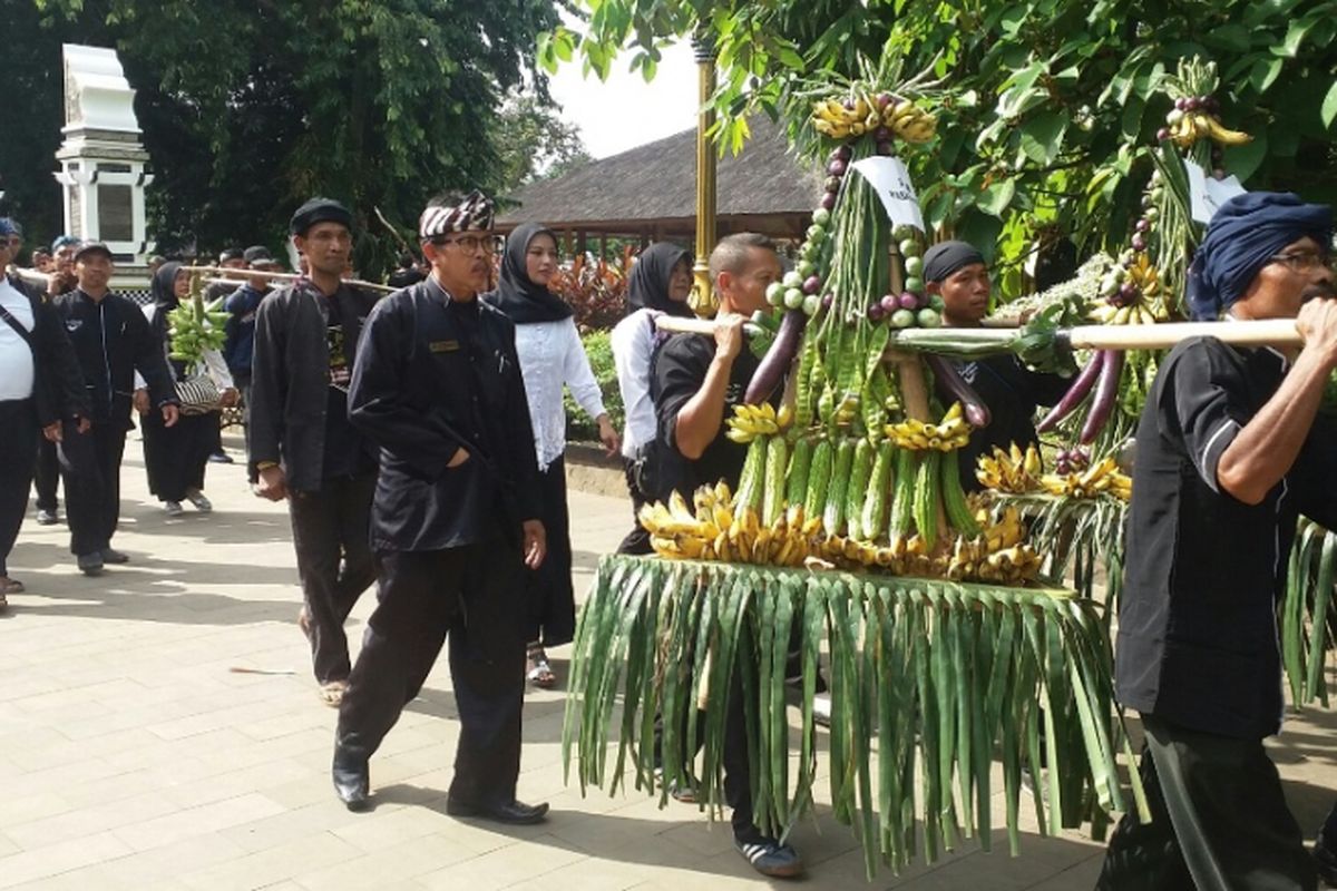 Pemerintah Kabupaten Purwakarta rutin melaksanakan Tradisi kebudayaan Sunda Seba Nagri. Setiap warga, tokoh sampai kepala desa berbondong-bondong membawa hasil pertaniannya kepada pemimpinnya.