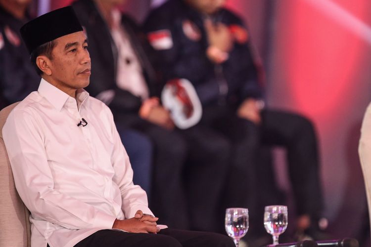 Calon Presiden nomor urut 1, Joko Widodo saat mengikuti debat pilpres pertama di Hotel Bidakara, Jakarta Selatan, Kamis (17/1/2019). Tema debat pilpres pertama yaitu mengangkat isu Hukum, HAM, Korupsi, dan Terorisme.