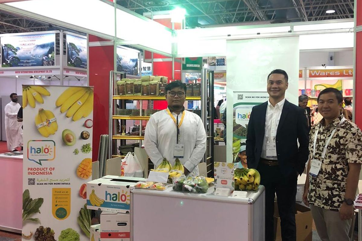 Direktur Operasional, Sales & Marketing, Fedie Mulia (tengah) saat dalam pameran The 31st Jeddah International Trade Fair, di Jeddah, Arab Saudi, pada 18-20 Desember 2019.