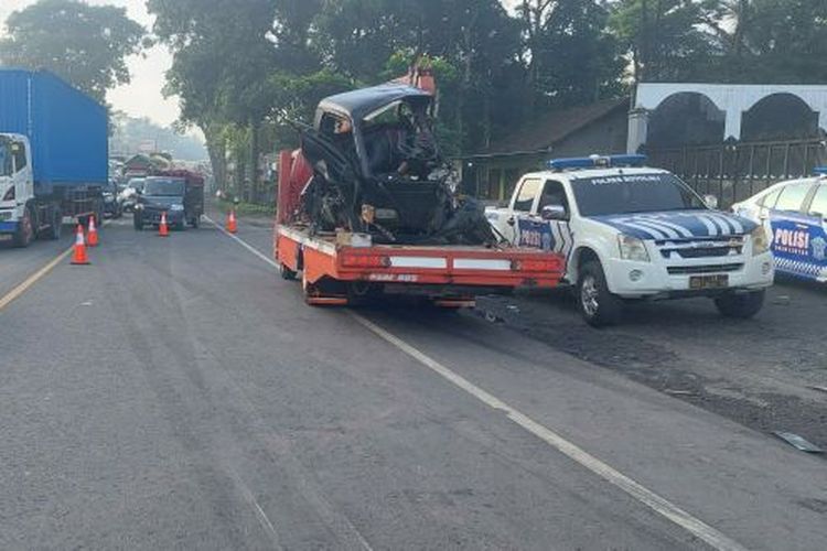 Kondisi mobil pikap rusak parah setelah terlibat kecelakaan dengan bus di Jalan Semarang-Solo tepatnya di Kecamatan Ampel, Boyolali, Jawa Tengah, Kamis (22/2/2024).