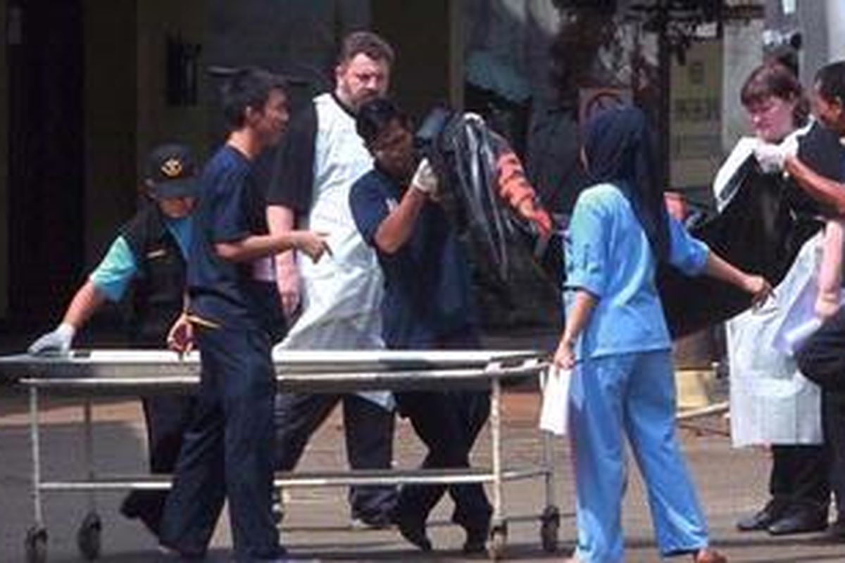 Tim Identifikasi Rusia - Sejumlah petugas Disaster Victims Identification (DVI) dari Rusia melakukan proses identifikasi di sekitar tenda  (DVI) yang berada di  Rumah Sakit Polri Kramat Jati, Jakarta Timur, Rabu (16/5/2012). Tim DVI Rusia bekerjasama dengan tim DVI Indonesia terus bekerja mengidentifikasi seluruh korban dari kecelakaan pesawat Sukhoi Superjet100. 