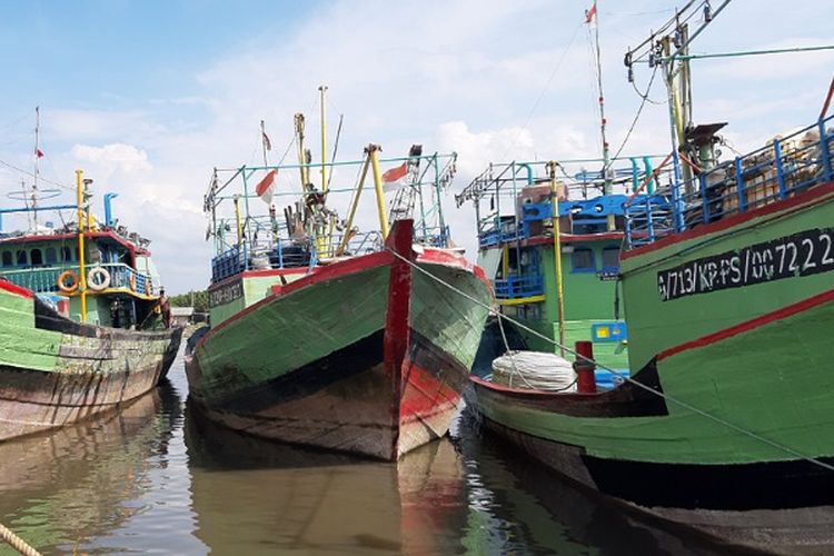 Ciri negara maritim adalah wilayahnya dominan perairan. Nah potensi yang dimiliki Indonesia sebagai negara maritim adalah sumber daya kelautan seperti perikanan hingga migas.