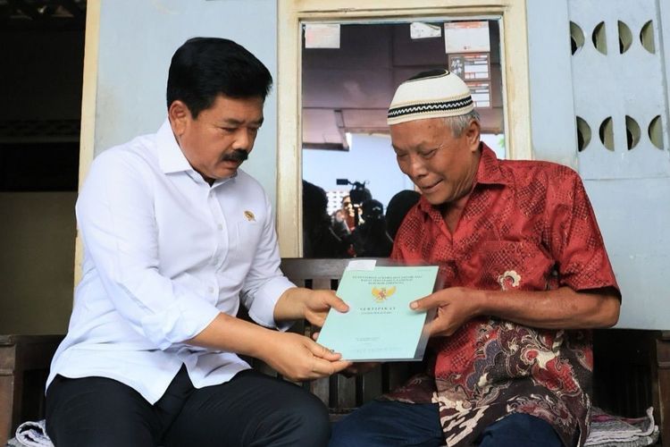 Menteri ATR/Kepala BPN, Hadi Tjahjanto saat menyerahkan sertifikat tanah kepada sejumlah warga di Kelurahan Jatingaleh, Kecamatan Candisari, Kota Semarang pada Kamis (02/11/2023)
