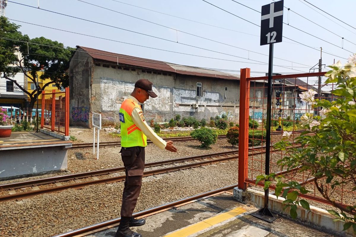 Muhammad Ali Sopian Pulungan (23), salah satu petugas pengamanan Stasiun Pasar Minggu saat menunjukkan lokasi berdirinya II (37) yang hendak bunuh diri dengan cara melompat ke perlintasan rel kereta api, Rabu (6/9/2023).