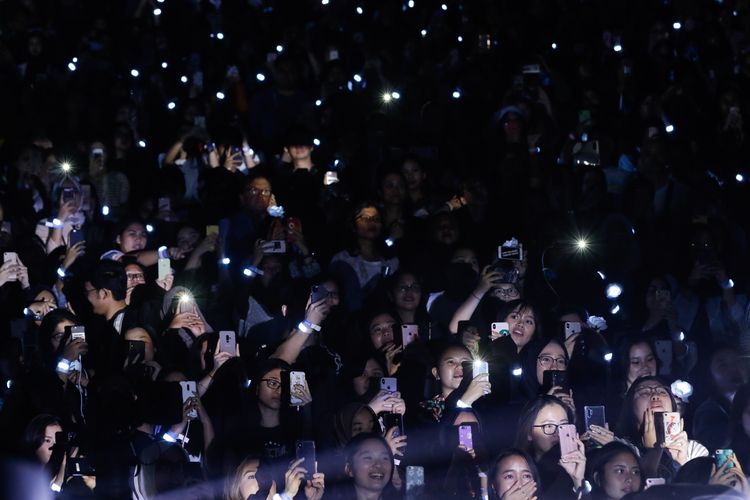 Penonton menyaksikan penampilan penyanyi asal Kanada, Shawn Mendes dalam konser Shawn Mendes: The Tour Asia di Sentul International Convention Center (SICC) Sentul, Bogor, Jawa Barat, Selasa (8/10/2019) malam.