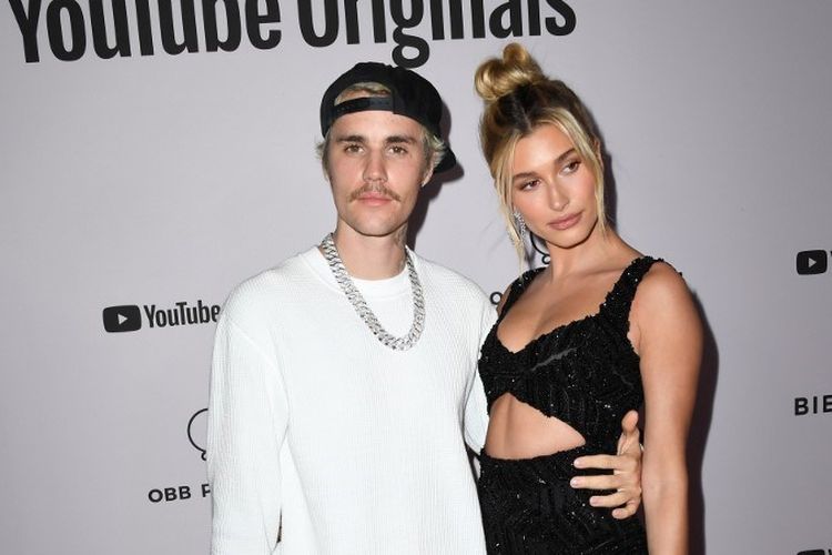 Pasangan artis Justin Bieber dan Hailey Bieber menghadiri peluncuran video seri dokumenter Justin Bieber: Seasons yang dirilis YouTube Originals di Regency Bruin Theatre, Los Angeles, California, pada 27 Januari 2020.   