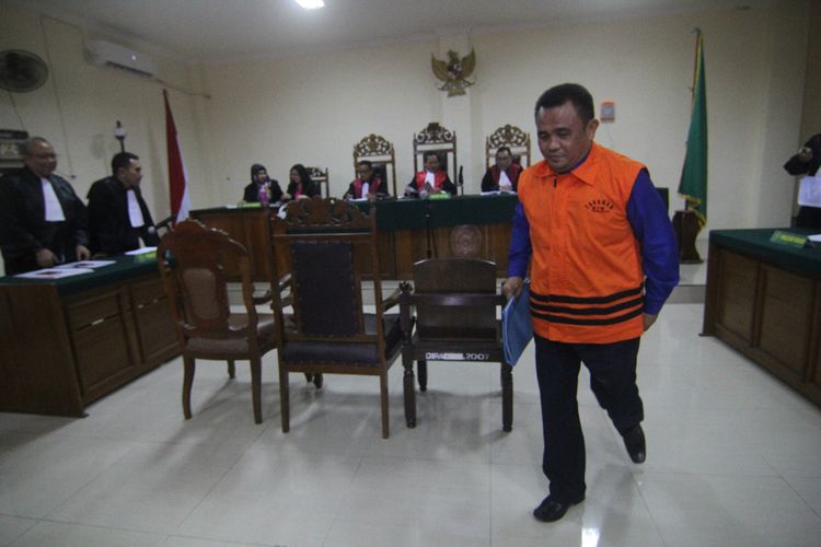 Mantan Bupati Bengkayang Suryatman Gidot menjalani sidang perdana dalam kasus suap, di Pengadilan Tindak Pidana Korupsi Pontianak Kalimantan Barat, Selasa (28/1/2020).