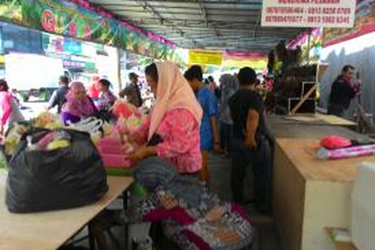 Bisnis takjil mulai menunjukkan geliatnya pada hari pertama Ramadhan. Sejak Kamis (18/9/2015) siang, ratusan orang sudah memadati area seluas 400 meter persegi tepat di depan Pasar Bendungan Hilir (Benhil).