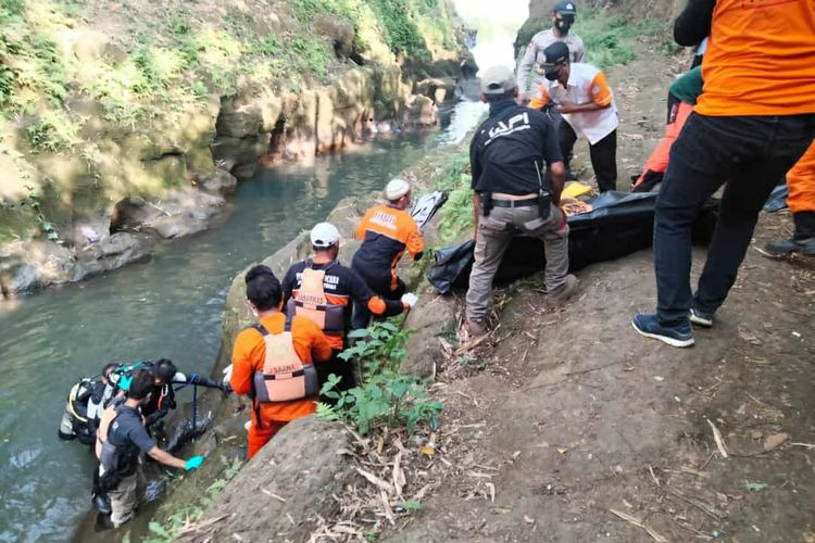 Operasi gabungan untuk mencari korban tenggelam di Kali Konto Desa Kandangan, Kecamatan Kandangan, Kabupaten Kediri, Jawa Timur.
