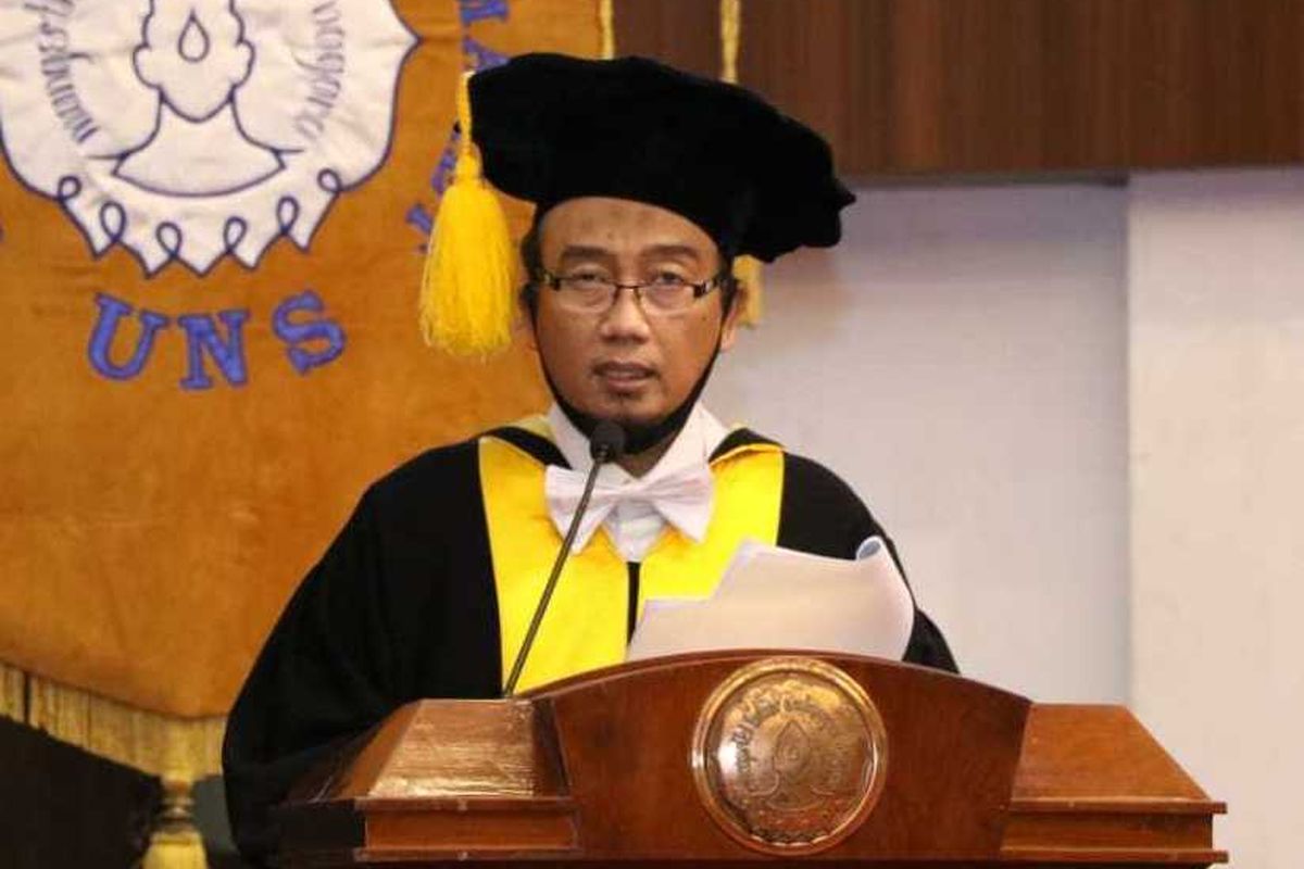 Prof. Reviono saat dikukuhkan sebagai Guru Besar Ilmu Pulmonologi dan Kedokteran Respirasi UNS, Rabu (20/5/2020).