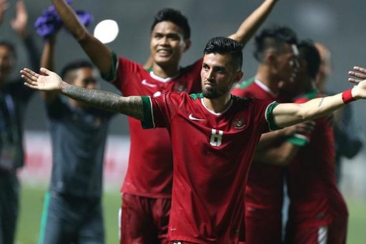 Gelandang tim nasional Indonesia, Stefano Lilipaly, merayakan kemenangan Indonesia atas Thailand, pada babak final pertama Piala AFF 2016, di Stadion Pakansari, Kabupaten Bogor, Rabu (14/12/2016).