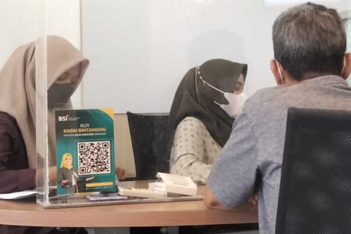 Ilustrasi CS BSI Lhokseumawe melayani nasabah, Ketika masyarakat ingin membuka rekening di bank pasti akan ditanyakan ingin menggunakan akad wadiah adalah atau mudharabah. Perbedaan akad mudharabah dan akad wadiah adalah akad wadiah murni titipan sedangkan akad mudharabah bentuk kerjasama bank dan nasabah dengan pembagian hasil.