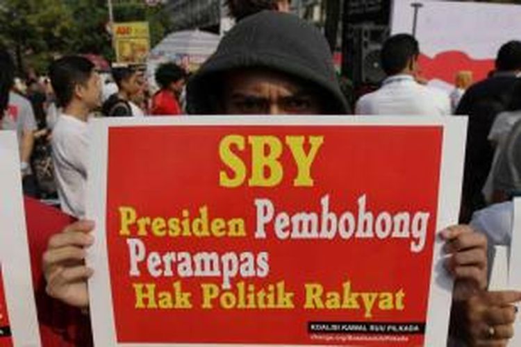 Aktivis pro demokrasi berunjuk rasa menolak UU Pilkada yang baru disahkan oleh DPR, di Bundaran HI Jakarta Pusat, Minggu (28/9/2014). Aktivis mengumpulkan fotokopi KTP dan tandatangan warga untuk menggugat UU Pilkada di Mahkamah Konstitusi.