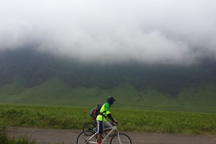 Sejumlah peserta Funbike Bromo 2017 yang diselenggarakan oleh Balai Besar Taman Nasional Bromo Tengger Semeru (TNBTS) saat menuju Blok Padang Sabada Bukit Teletubbies, Gunung Bromo, Jawa Timur, Minggu (19/11/2017)