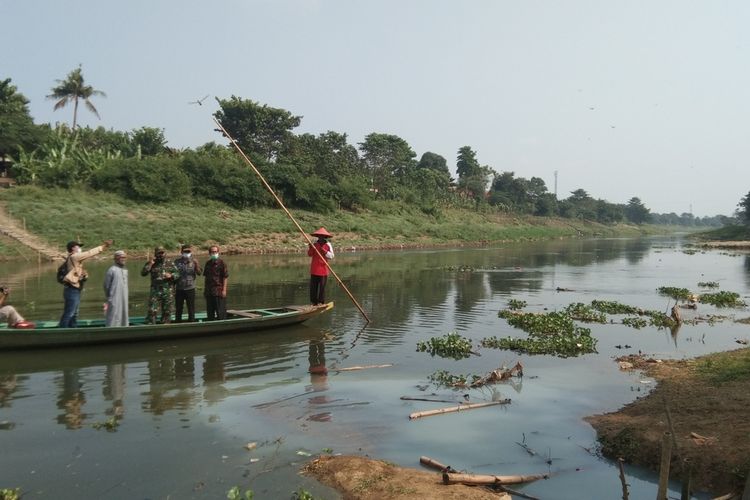 Komandan Sektor 19 Satgas Citarum Harum Kolonel Chb Widodo saat menyidak saluran pembuang limbah rumah tangga di Karawang Kulon, Kecamatan Karawang Barat, Jumat (7/8/2020).