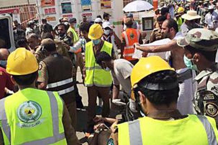 Petugas pertahanan sipil Arab Saudi berupaya mengevakuasi korban akibat berdesak-desakan di Mina, dekat kota Mekkah, Arab Saudi, Kamis (24/9/2015). 