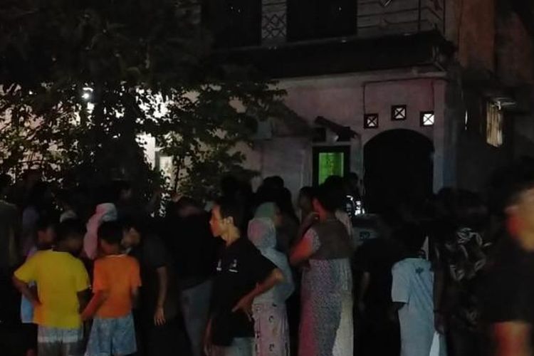 Lima jasad satu keluarga ditemukan terkubur di bawah pohon nangka di belakang rumah yang berada di Kelurahan Paoman, Kabupaten Indramayu, Jawa Barat, Senin (1/9/2025) malam. 