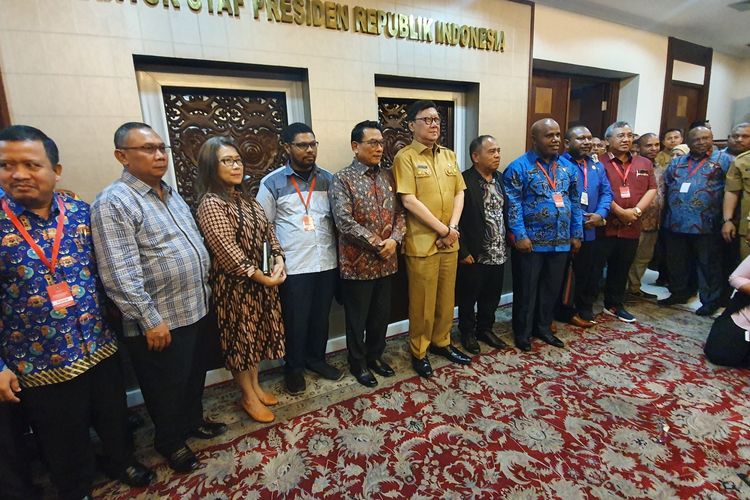 Pimpinan DPRD se-Provinsi Papua dan Papua Barat bertemu dengan Kepala Staf Kepresidenan Moeldoko, di Istana Kepresidenan, Jakarta, Selasa (24/9/2019).   Mereka menyerahkan surat yang berisi sejumlah tuntutan kepada Presiden Joko Widodo.