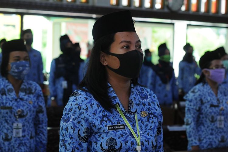 Sejumlah Aparatur Sipil Negara (ASN) menggunakan masker saat mengikuti pelantikan secara daring di Kantor Pemerintah Kabupaten Klaten, Jawa Tengah, Jumat (5/6/2020). Pelantikan diikuti sebanyak 715 ASN TA 2018 di lima tempat secara daring atau telekonferens. ANTARA FOTO/Aloysius Jarot Nugroho/pras.