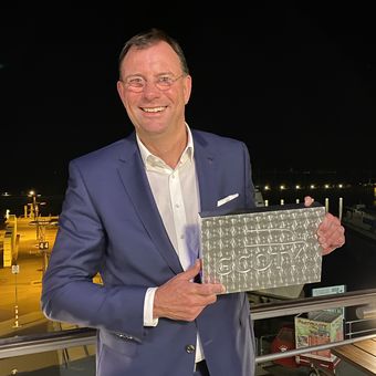 Managing Director Peugeot Jerman Haico van der Luyt memegang penghargaan atas Peugeot 3008 yang menjadi car of the year di Jerman.