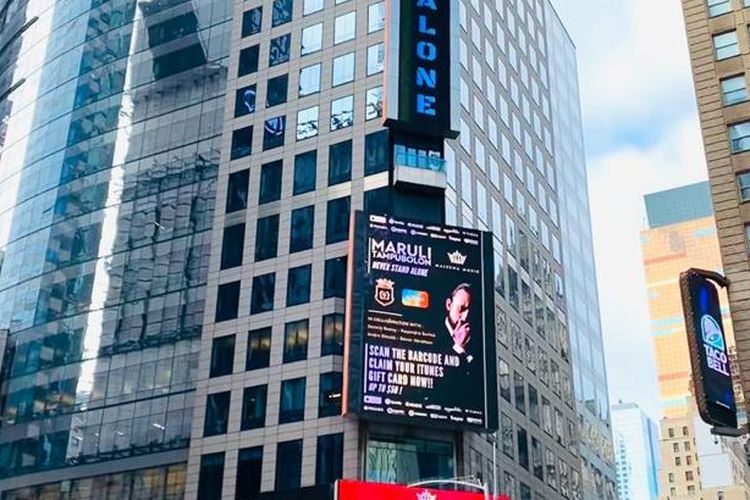 Billboard singel terbaru Maruli Tampubolon di Time Square, AS.