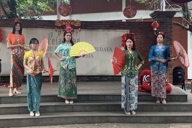  Peragaan busana di Festival Cap Go Meh 2025 Bakul Budaya FIB UI.