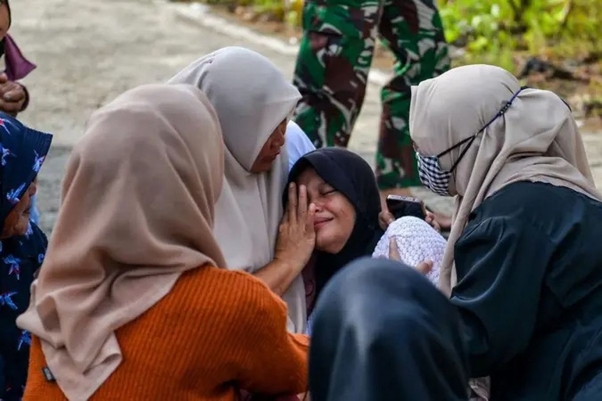 Keluarga korban ledakan pemusnahan amunisi menangis saat menunggu pemulangan jenazah di RSUD Pameungpeuk, Kabupaten Garut, Jawa Barat, Selasa (13/05).