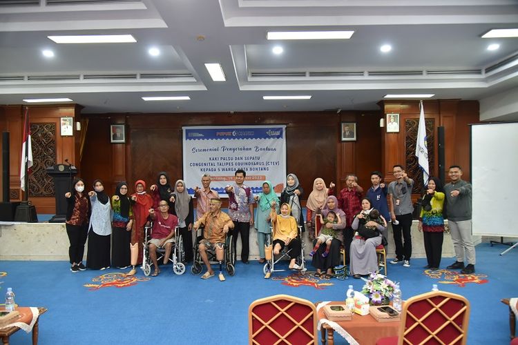 PT Pupuk Kalimantan Timur (Pupuk Kaltim) bersama Pemerintah Kota (Pemkot) Bontang serahkan bantuan untuk penyandang disabilitas. 