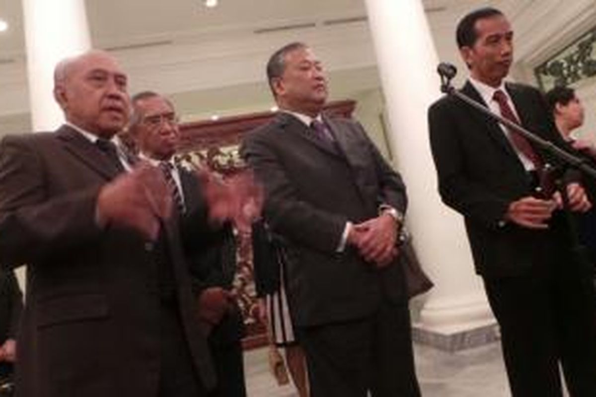 Gubernur DKI Jakarta Joko Widodo (kanan) dan Gubernur Bangkok Sukhumband Paribatra (tengah) melakukan pertemuan di Balaikota Jakarta, Selasa (17/9/20130. Mereka saling belajar penyelesaian permasalahan yang ada di masing-masing kotanya.