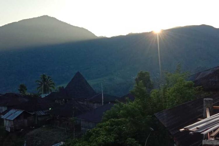 Kampung Lembah Wol, Desa Compang Kuleh, Kecamatan Kuwus Barat, Kabupaten Manggarai Barat, NTT, Selasa, (16/5/2023) menjadi salah tempat untuk berburu sunrise dari balik Gunung Golo Lisu.
