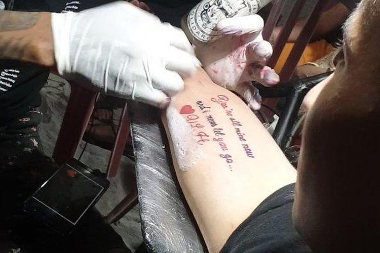 Tatto tanda cinta MM terhadap VLH, istri pengusaha emas yang yang ia bunuh di kawasan Distrik Muara Tami, Kota Jayapura, Papua, 28 Juni 2021. 
