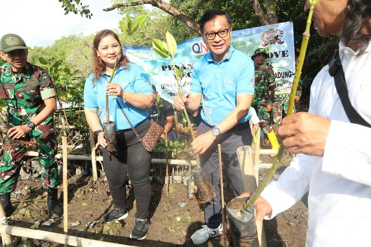 Qnet bersama Kodim 1611/Badung dan LPMD Denpasar menggelar program Bina Lingkungan Hidup Tahun 2024 dengan penanaman mangrove.
