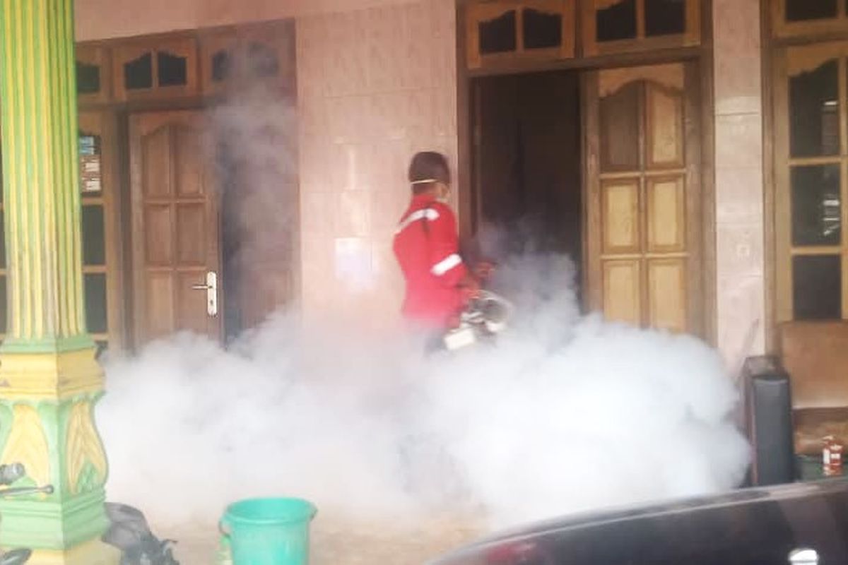 Upaya foging untuk menanggulangi DBD yang mengalami kenaikan jumlah kasus di Kabupaten Magetan. Hingga April 2024 Dinas Kesehatan Kabupaten Magetan mencatat ada135 kasus DBD dengan 2 pasien DBD meninggal dunia.