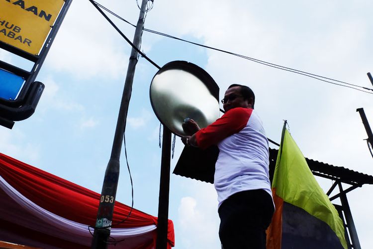 Direktur Jendral Perhubungan Darat Budi Setiyadi secara simbolis membersihkan cermin tikungan di Jalur Puncak 