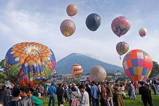 BERITA FOTO: Balon Udara Raksasa Hiasi Langit Lereng Gunung Sumbing dan Sindoro