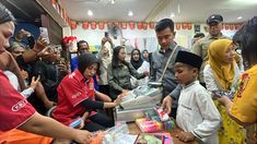 Tiba di Timika, Wapres Gibran Traktir Anak Yatim di Toko Buku