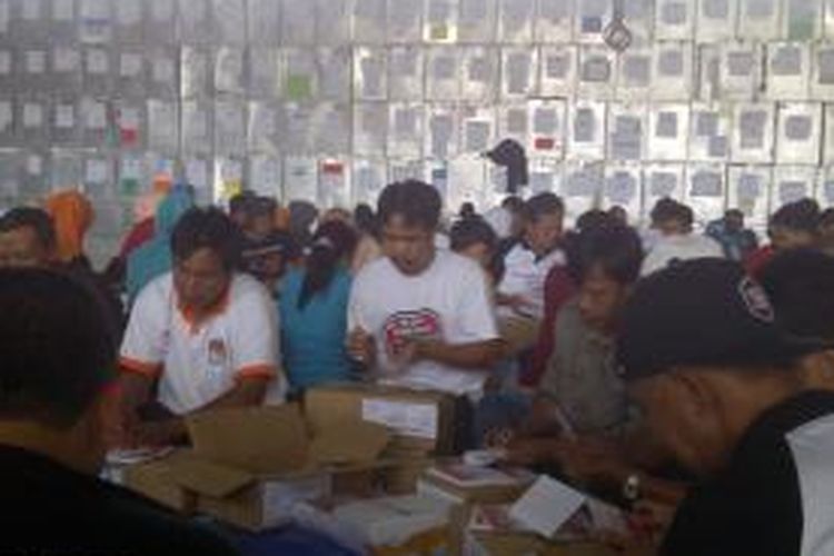Anggota KPU sedang menyortir dan melipat surat suara untuk Pilpres di Gor GGM, Dadaha, Kota Tasikmalaya, Selasa (24/6/2014).