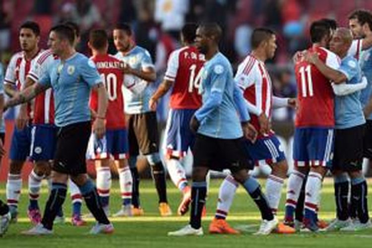 Uruguay dan Paraguay bermain imbang 1-1 pada laga pamungkas Grup B Copa America 2015, Sabtu (20/6/2015). 