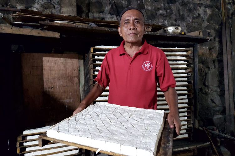 Saparudin, perajin tempe di Citeureup Bogor, yang kembangkan usaha ke pembuatan tahu.